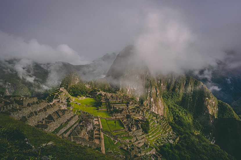 秘鲁印加遗址 马丘比丘（西班牙语：Machu Picchu；英语：Machu Picchu），又译麻丘比丘，位于现今的秘鲁（Perú）境内库斯科（Cuzco）西北75公里，整个遗址高耸在海拔约2350米的山脊上，俯瞰着乌鲁班巴河谷，为热带丛林所包围，是秘鲁著名的前哥伦布时期印加帝国在15世纪建造的遗迹，也是世界新七大奇迹之一。